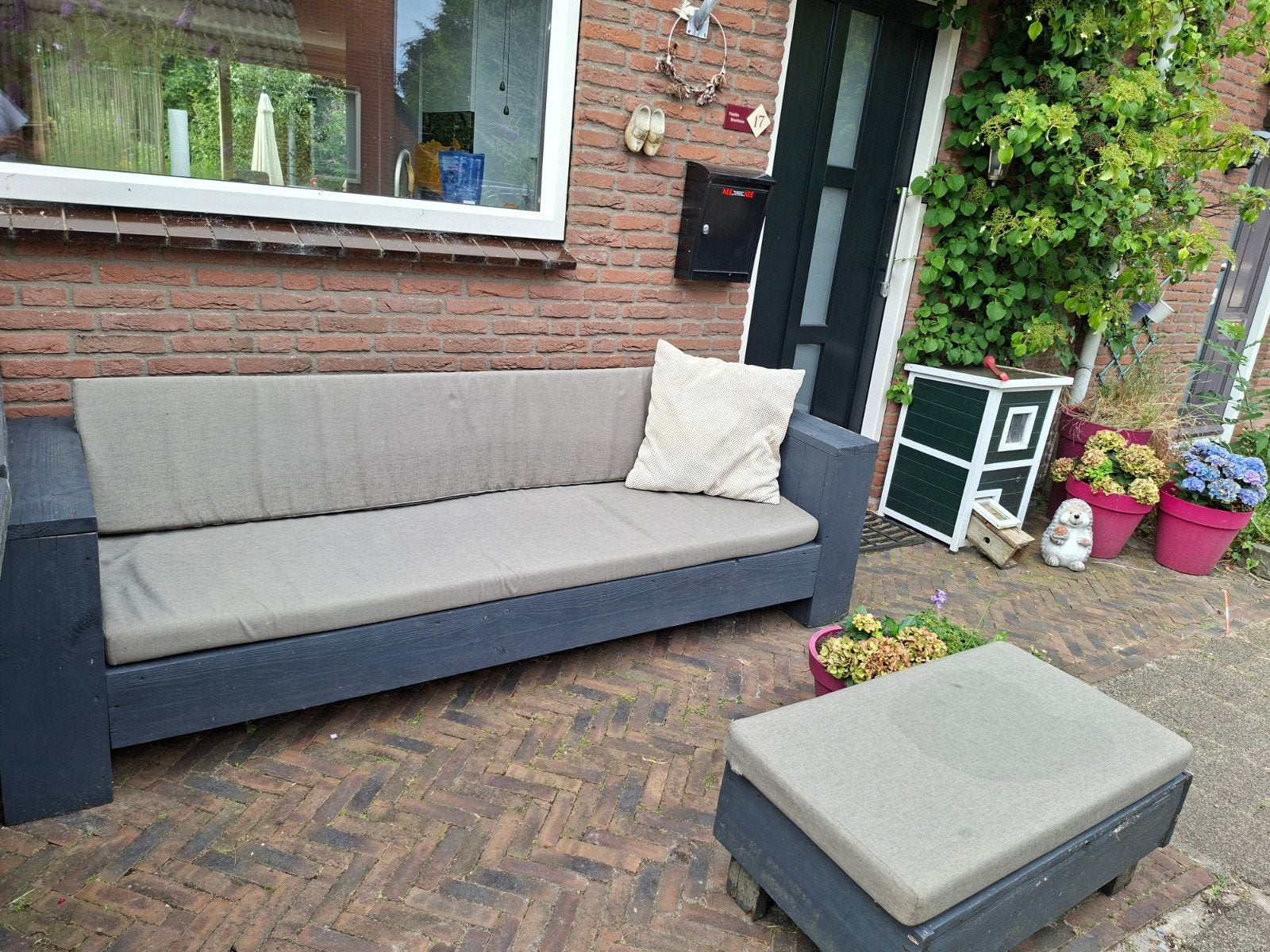 Zwarte houten loungeset met hocker, Tuin en Terras, Ophalen, Gebruikt, Bank, 3 zitplaatsen