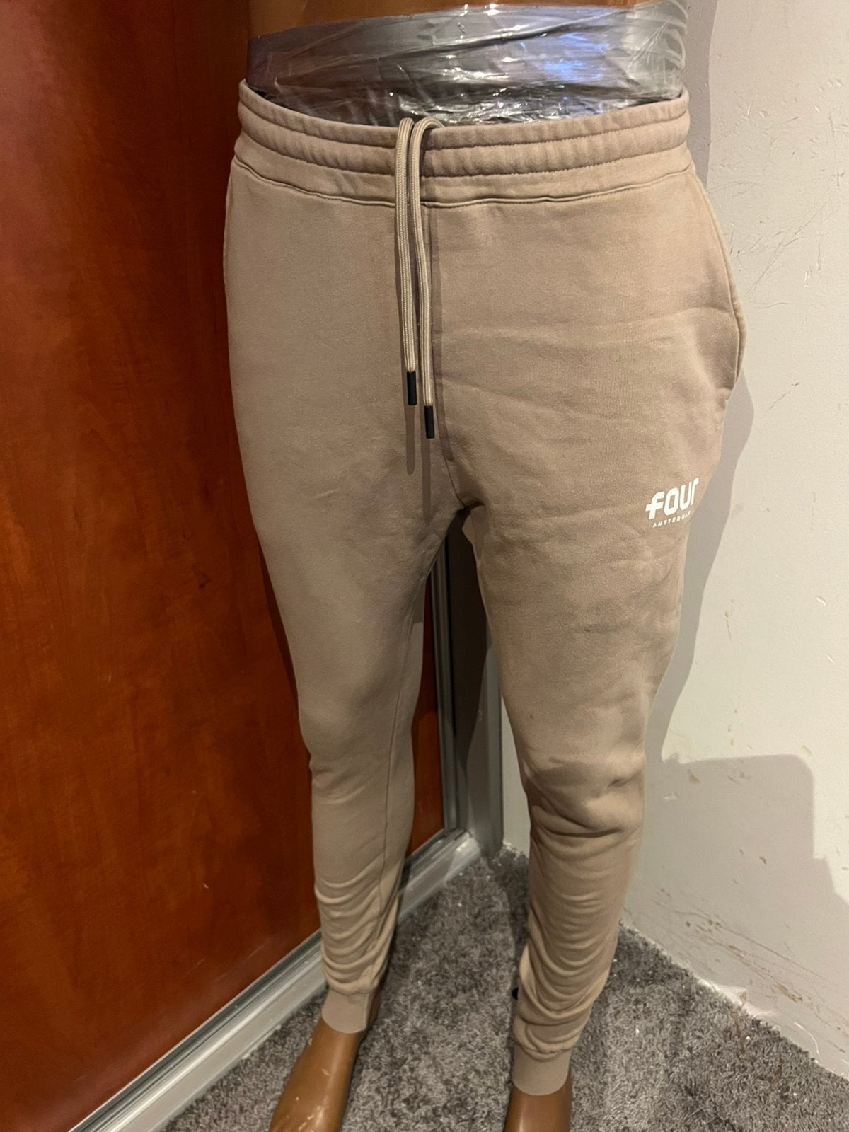FOUR Amsterdam joggingbroek maat s zgan, Kleding | Heren, Beige, G, Ophalen of Verzenden, Zo goed als nieuw