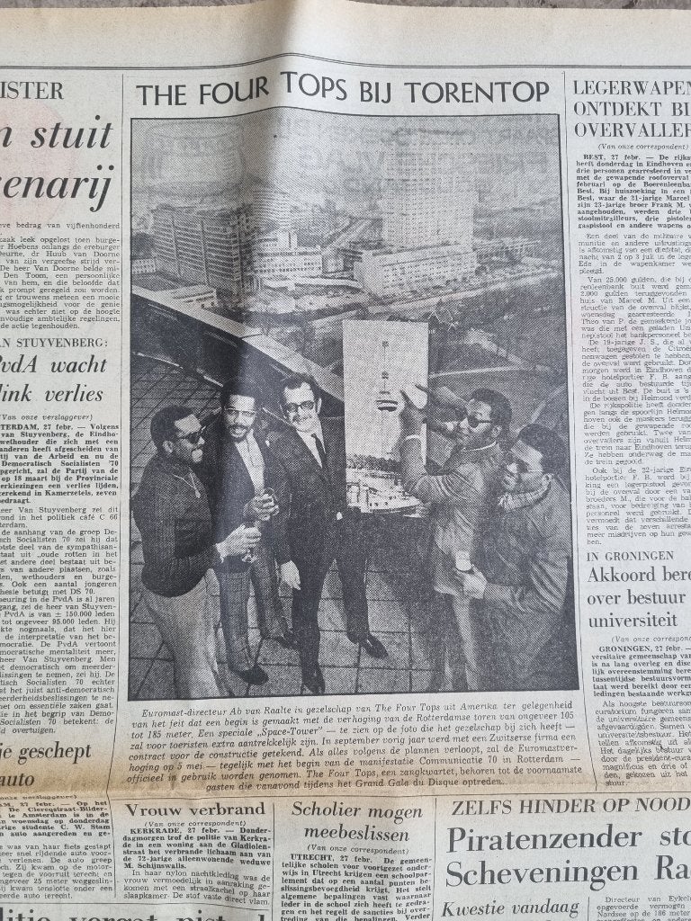Popgroep The Four Tops op de Euromast in Rotterdam (1970), Ophalen of Verzenden, 1960 tot 1980, Knipsel(s)