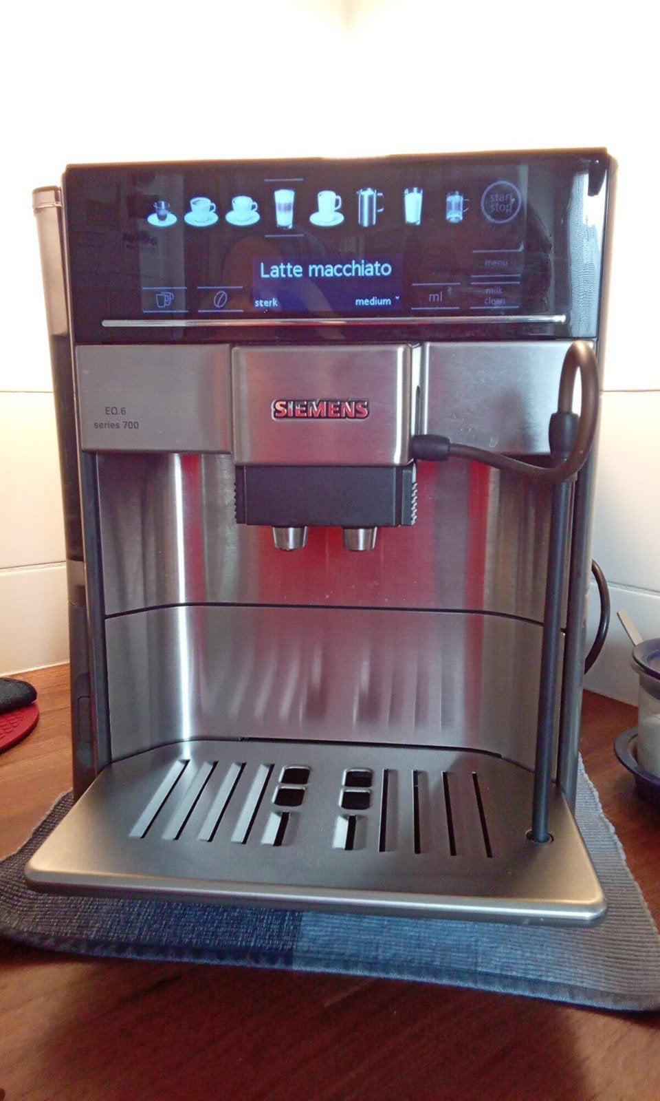 SIEMENS Q6. Serie 7, Ophalen, Afneembaar waterreservoir, Espresso apparaat, Koffiebonen