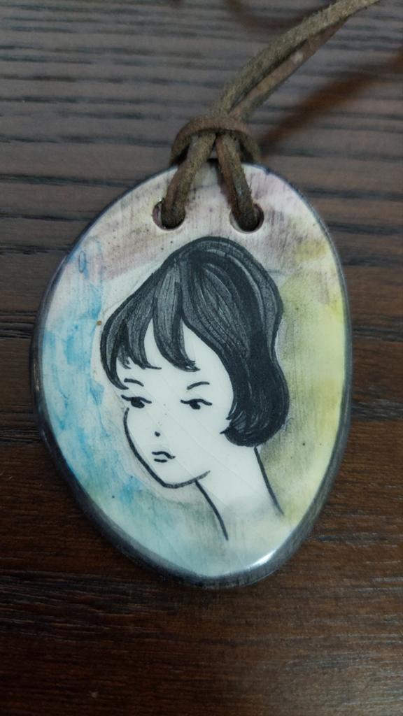 Keramische hanger, met potret van een jonge vrouw, Ophalen of Verzenden, Nieuw, Overige materialen