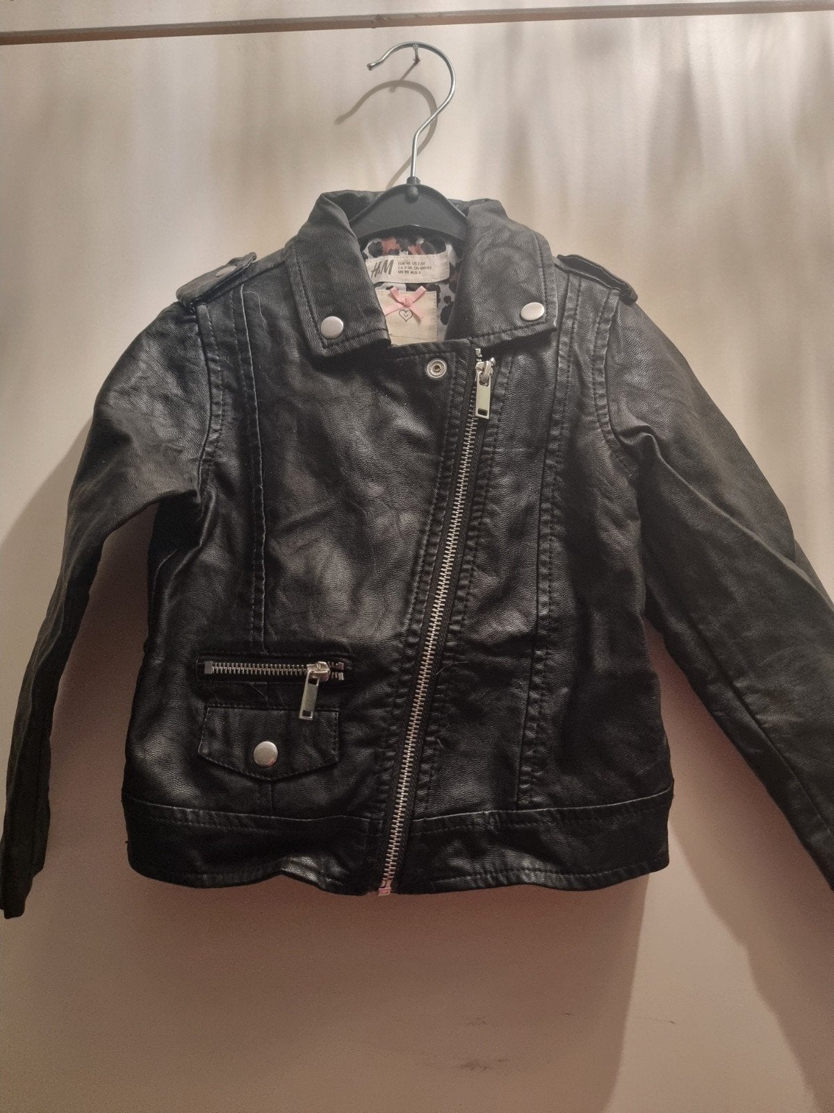 2 stoere nepleren jackjes zwart met tijgerprintjes mt 98, H&M, Like FLO, Gebruikt, Meisje, Ophalen of Verzenden