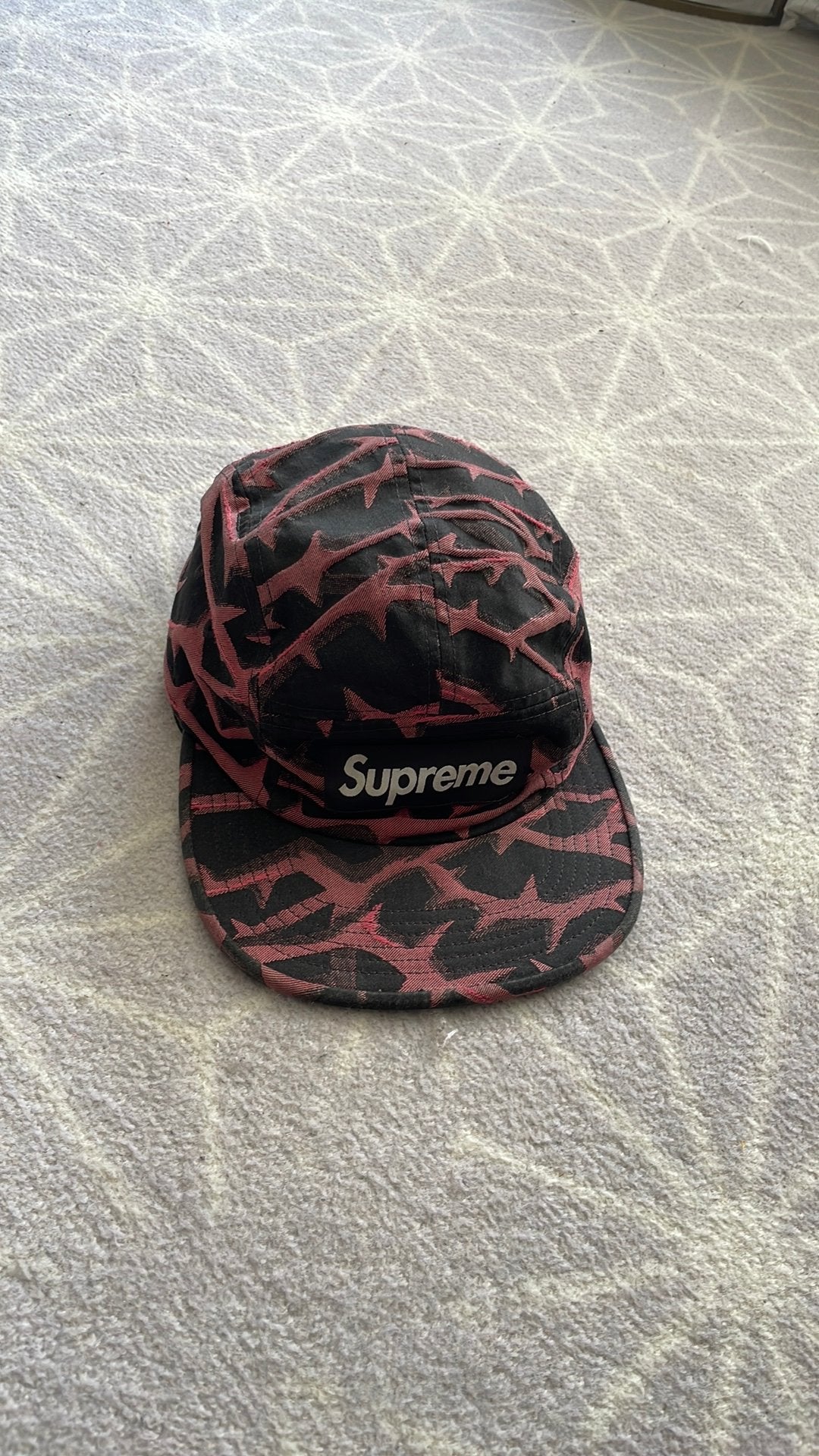 Authentiek supreme pet ‘red thorns’, Ophalen of Verzenden, Zo goed als nieuw