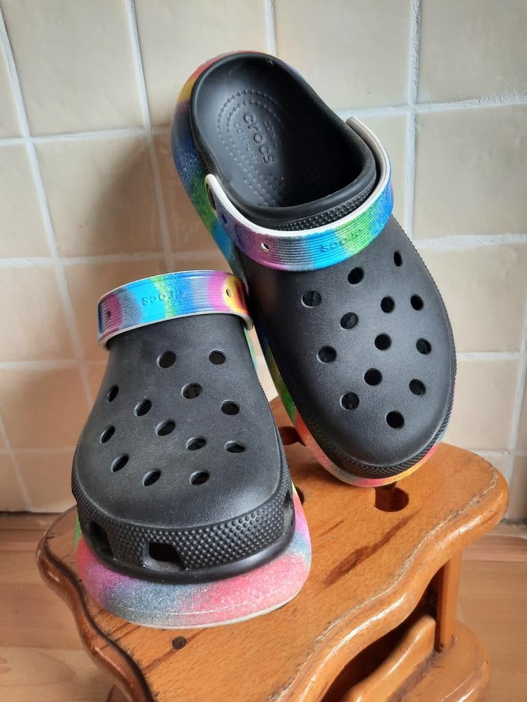 Crocs met regenboogzool - Maat W10/M8 (EU 41-42), Slippers, Zwart, Ophalen of Verzenden, Zo goed als nieuw