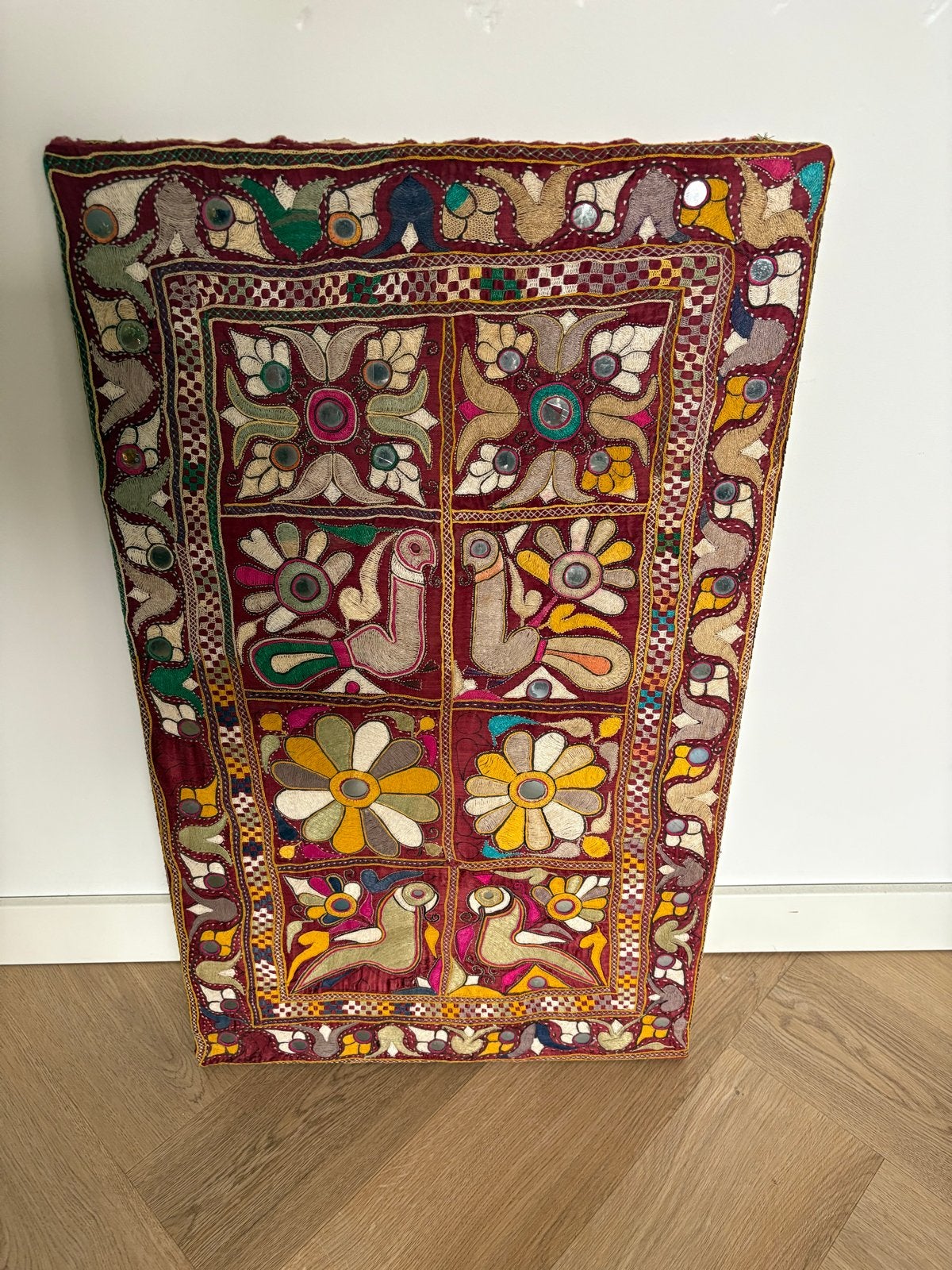 Vintage Indiase Wandkleed met Spiegelwerk en Borduur, Ophalen