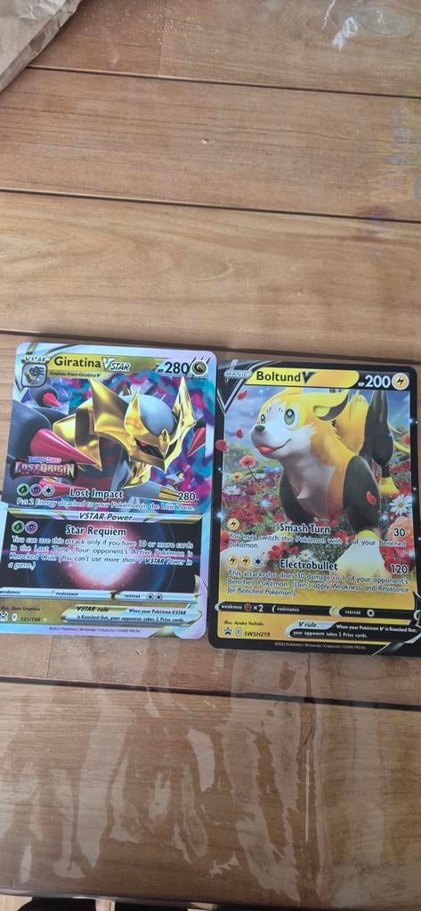 Giratina VSTAR & Boltund V grote kaarten, Ophalen of Verzenden, Zo goed als nieuw, Meerdere kaarten