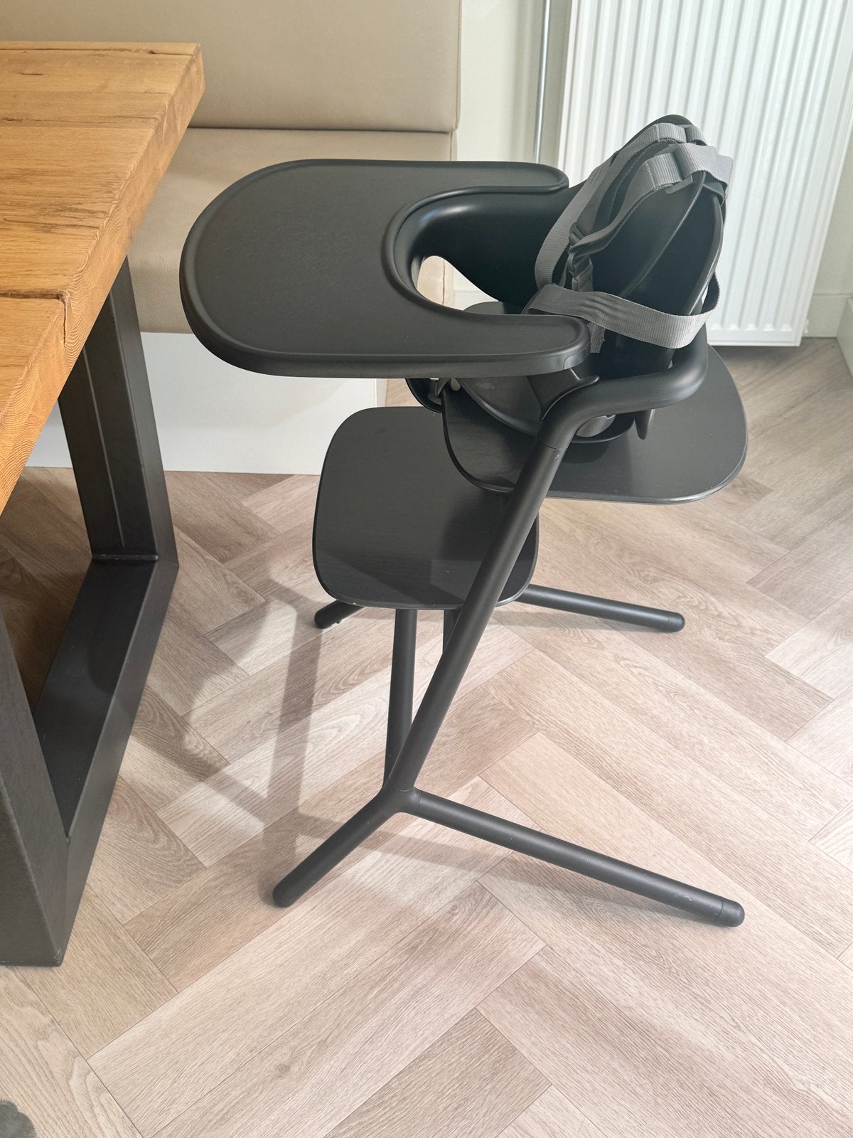 Stokke Clikk kinderstoel met eetblad en gordel, zwart, Kinderen en Baby's, Ophalen, Gebruikt, Meegroeistoel, Afneembaar eetblad