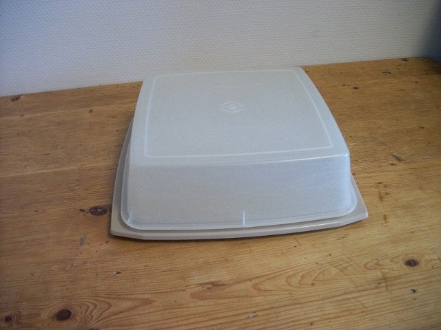 Tupperware Taartdoos ( lengte 25, breedte 25, hoogte 6 cm ), Ophalen of Verzenden, Gebruikt