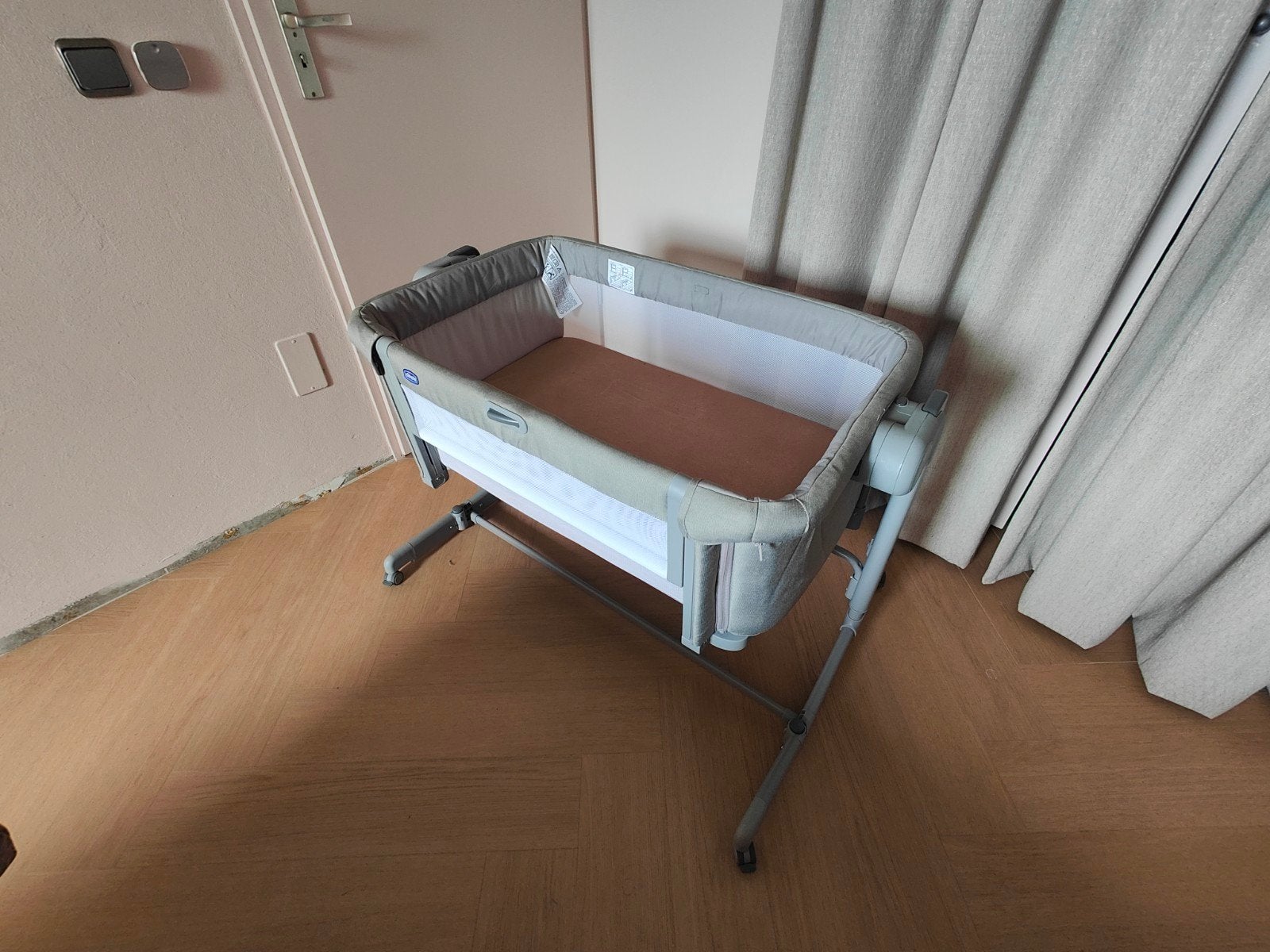 Chicco Next2Me Magic Evo Co-Sleeper Wieg - Desert Taupe, Ophalen, Zo goed als nieuw, Wieg