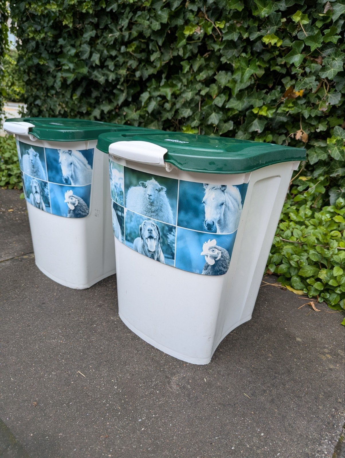 Twee voertonnen van Welkoop, voerton 38 liter, Ophalen, Gebruikt