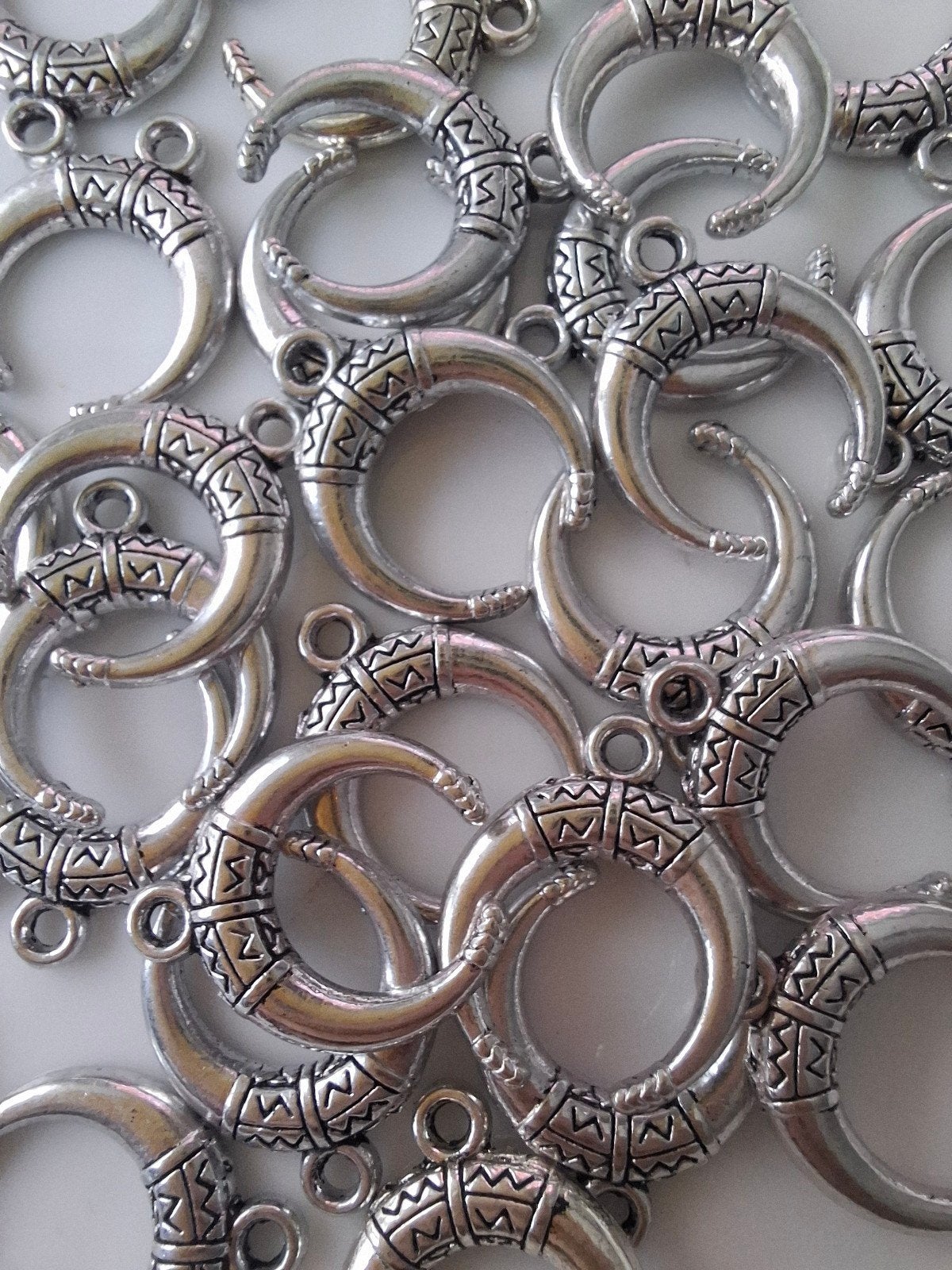 30 stuks bedels hangers metaal partij zilver grijs, Ophalen of Verzenden, Nieuw, Bedel