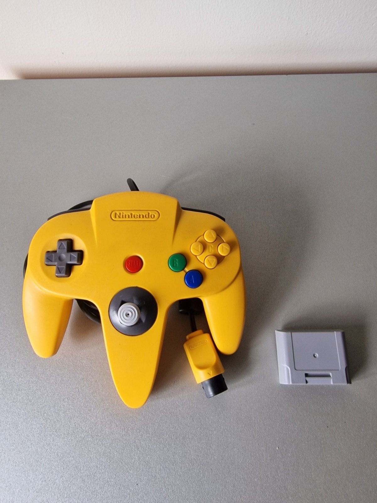 Nintendo 64 controller inc controller pack origineel, Ophalen of Verzenden, Zo goed als nieuw, Met 1 controller