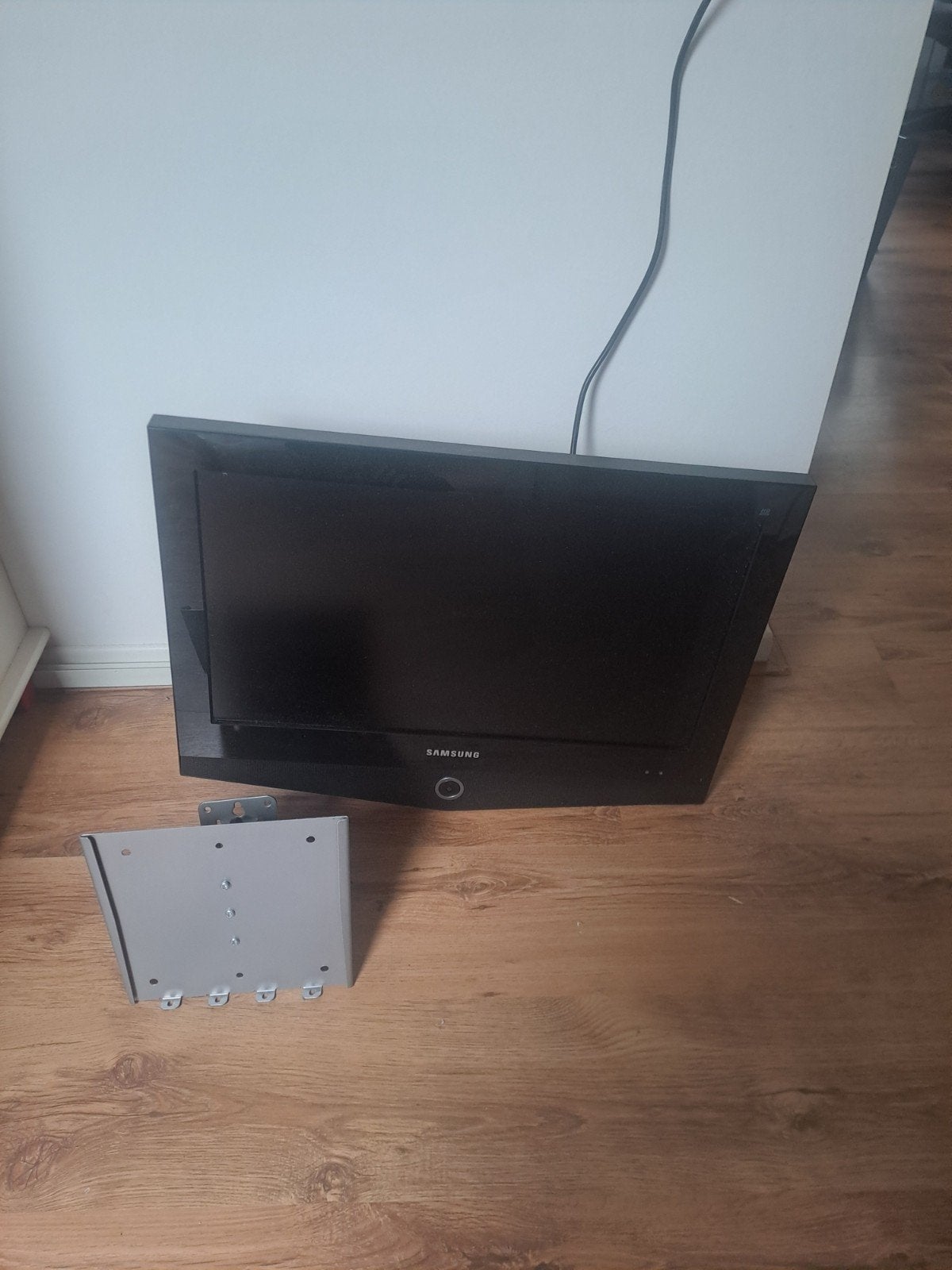 Samsung 32 inch LCD TV met muurbeugel (alleen hangend), Audio, Tv en Foto, Ophalen, Gebruikt, LCD, 80 tot 100 cm