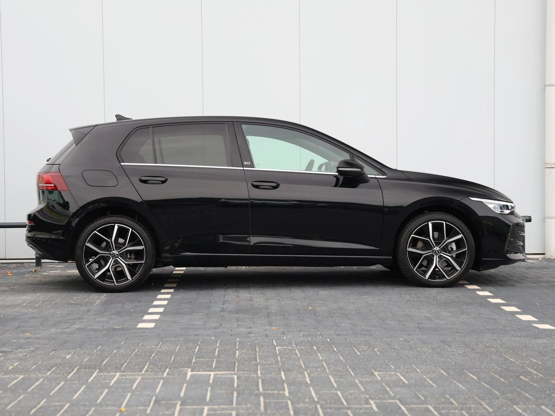 Volkswagen Golf 1.5 eHybrid Style 50 Edition (bj 2024), 4 cilinders, Zwart, Bedrijf, 1700 kg