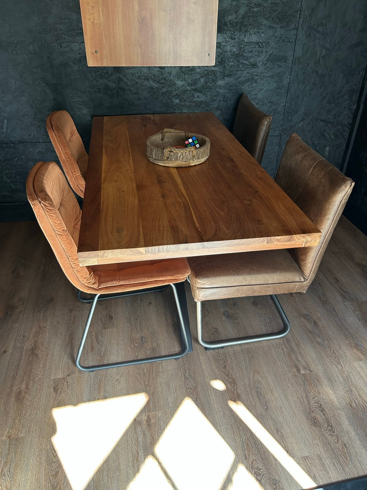 Leren eetkamerstoel met metalen onderstel 2x, Huis en Inrichting, Stoelen, Ophalen, Bruin, Leer, Zo goed als nieuw