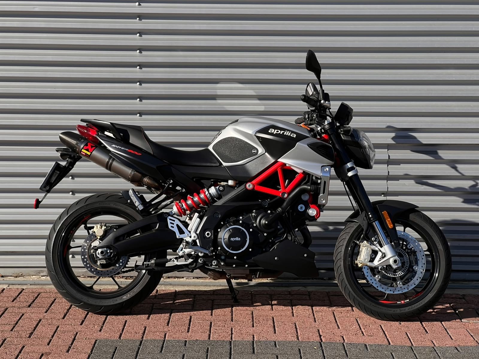 Aprilia Shiver Dorsoduro 900 AKRA|QUICKSHIFTER|95PK|RIJMODI, Motoren, 896 cc, Meer dan 35 kW, Toermotor, Handgeschakeld