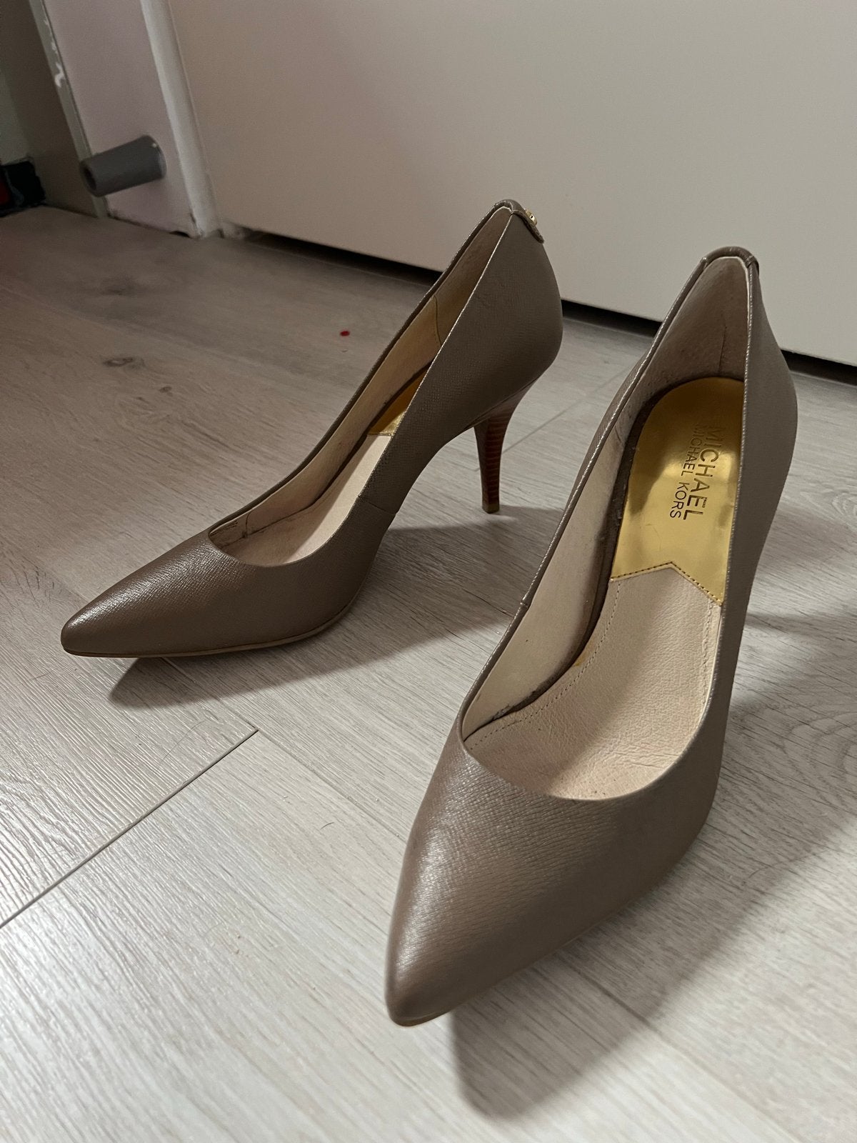 Michael Kors Pumps - Taupe - Maat 38 - haak 7,5cm, Ophalen of Verzenden, Gedragen, Overige kleuren, Pumps