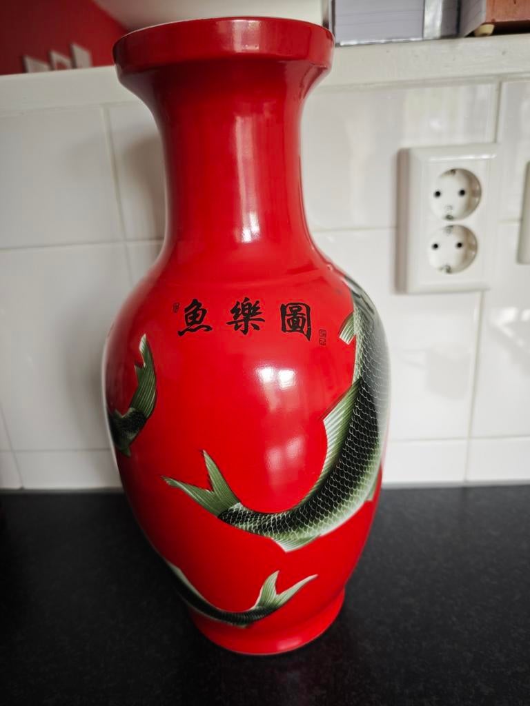 Vintage Chinese Rode Vaas met Vissen Decoratie, Antiek en Kunst, Ophalen
