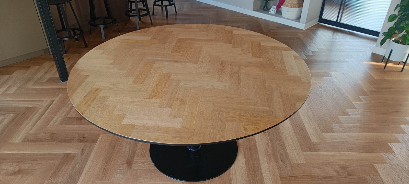 Ronde eettafel 150cm, Eiken, visgraatmotief, zwart metaal po, Rond, Ophalen of Verzenden, Zo goed als nieuw, Vijf personen of meer