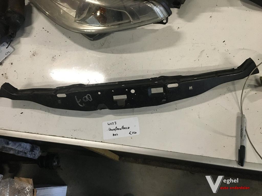 Mercedes w123 VoorfrontBalk NOS