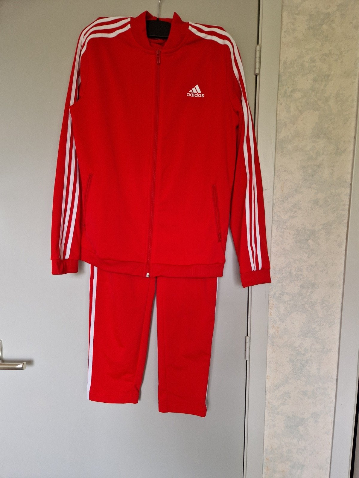 Trainings pak rood8, Maat 38/40 (M), Adidas, Ophalen of Verzenden, Zo goed als nieuw