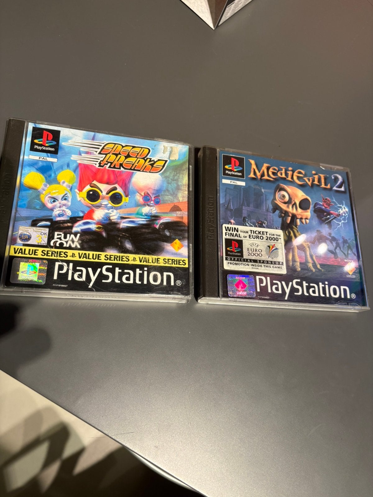 MediEvil 2 + Speed Freaks PS1 PlayStation 1 PAL compleet, Gebruikt, Verzenden, Racen en Vliegen, 2 spelers