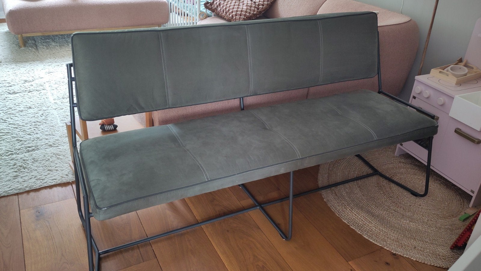 Groene bank met metalen frame - Gebruikt, Huis en Inrichting, Banken | Bankstellen, Ophalen, Gebruikt, Minder dan 75 cm, 150 tot 200 cm
