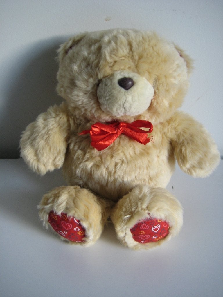 Knuffelbeer Hallmark circa 30 cm rode strik rode pootjes, Overige merken, Overige karakters, Beer, Ophalen of Verzenden