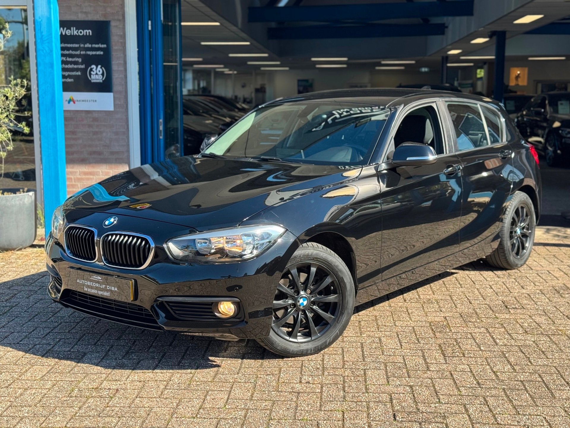 BMW 1-serie 118i High Executive 2018 AUT NAVI CLIMA LM NAP!, Auto's, Zwart, Bedrijf, 650 kg, 3 cilinders