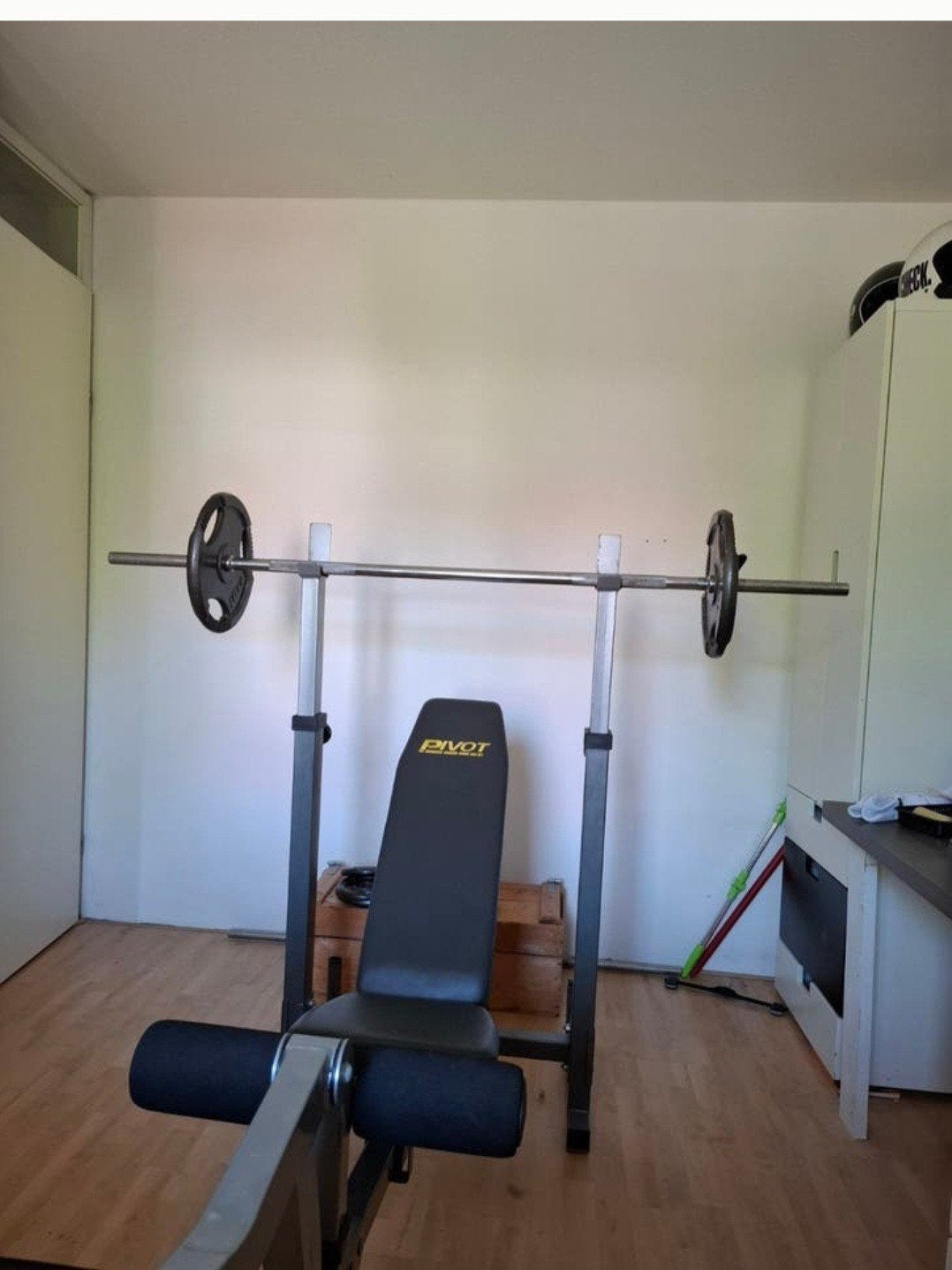 Halterbank met 80kg gewichten, Sport en Fitness, Fitnessmaterialen, Ophalen, Gebruikt, Benen, Fitnessbank