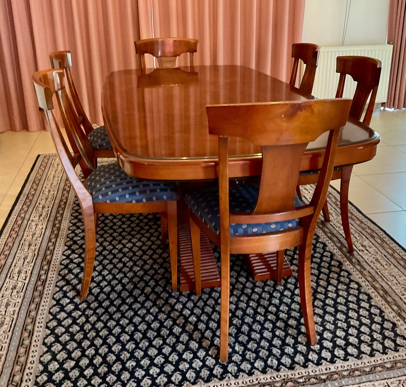 Eettafel met 6 stoelen Dressoir met spiegel en salontafel, Huis en Inrichting, Ophalen, Zo goed als nieuw, Wortelnotenhout