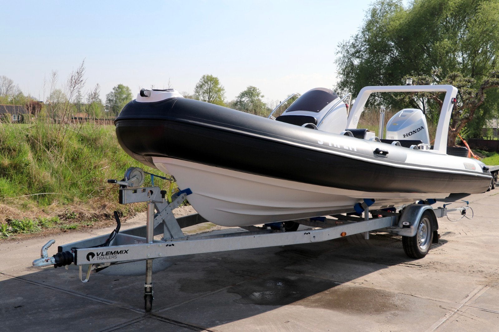 Foto 8 van ZGAN Honda 115pk RIB met trailer en 50 vaaruren