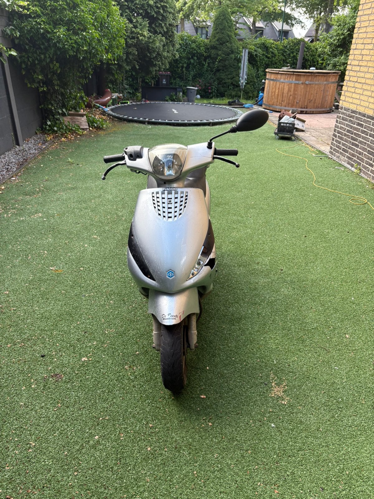 Piaggio zip 50cc 4 takt uit 2007 !!!DEFECT!!!, Fietsen en Brommers, Scooters | Piaggio, Zip, Benzine, Ophalen
