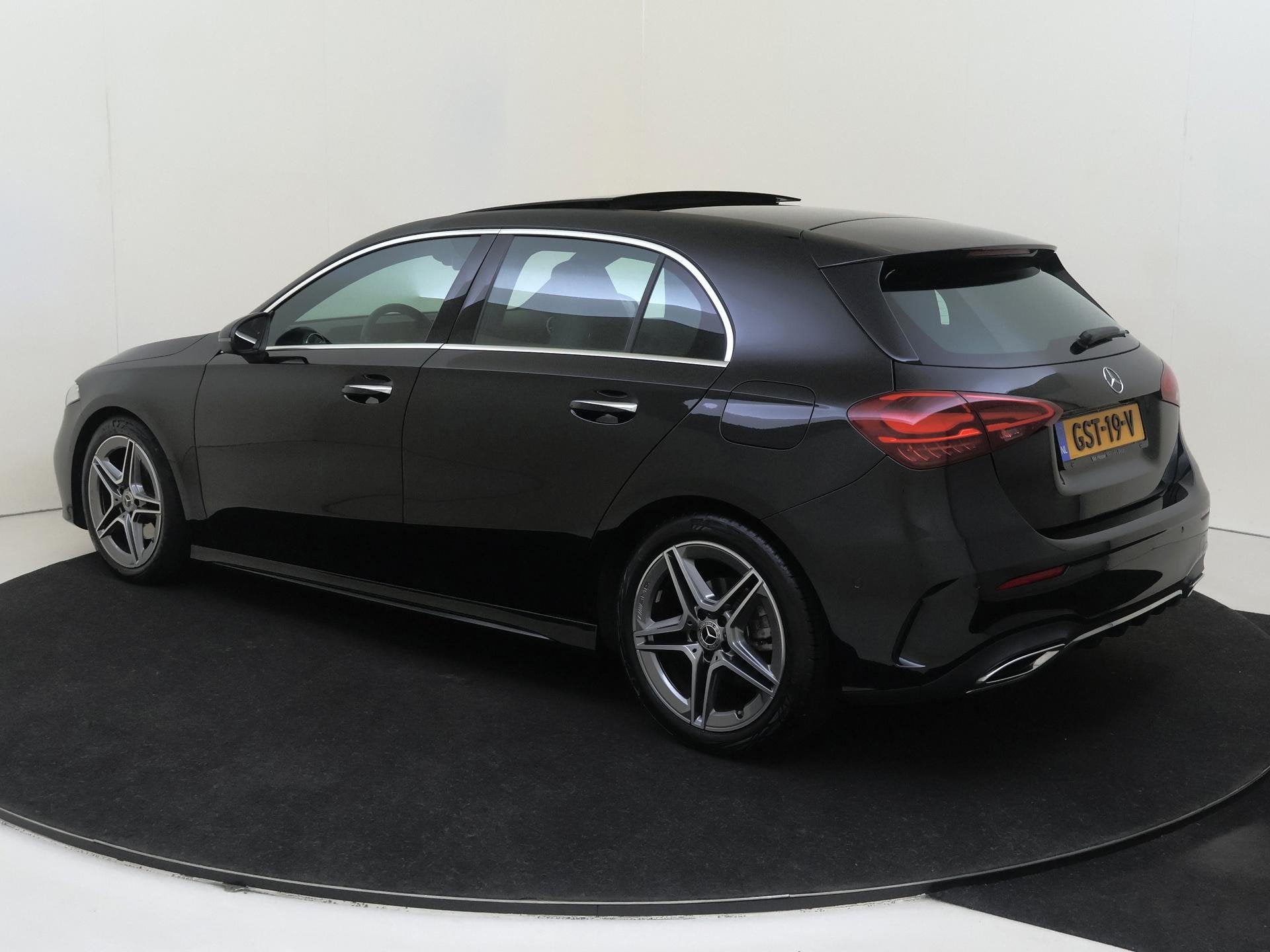 Mercedes-Benz A-klasse 180 AMG Line / Panoramadak/ Sfeerverl, Auto's, 136 pk, Gebruikt, 4 cilinders, Zwart