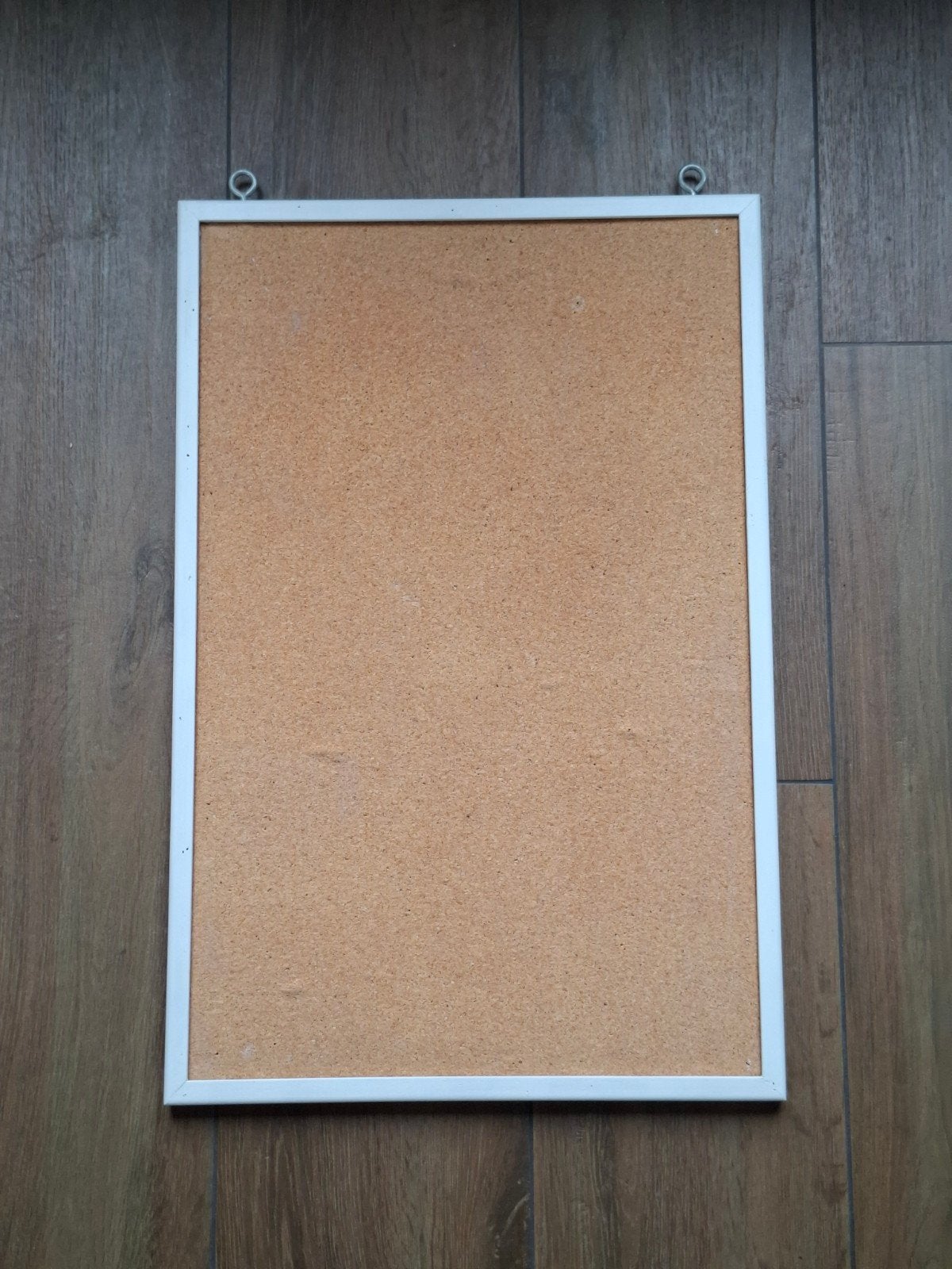 Prikbord van zachtboard met witte lijst, Ophalen of Verzenden, Gebruikt, Prikbord