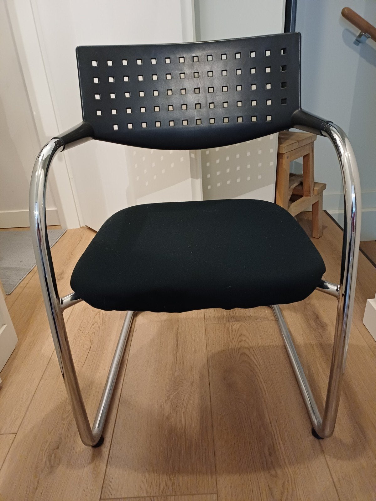 Vitra VisaVis Conferentiestoel - Zwart/Chroom, Gebruikt, Stof, Zwart, Eén