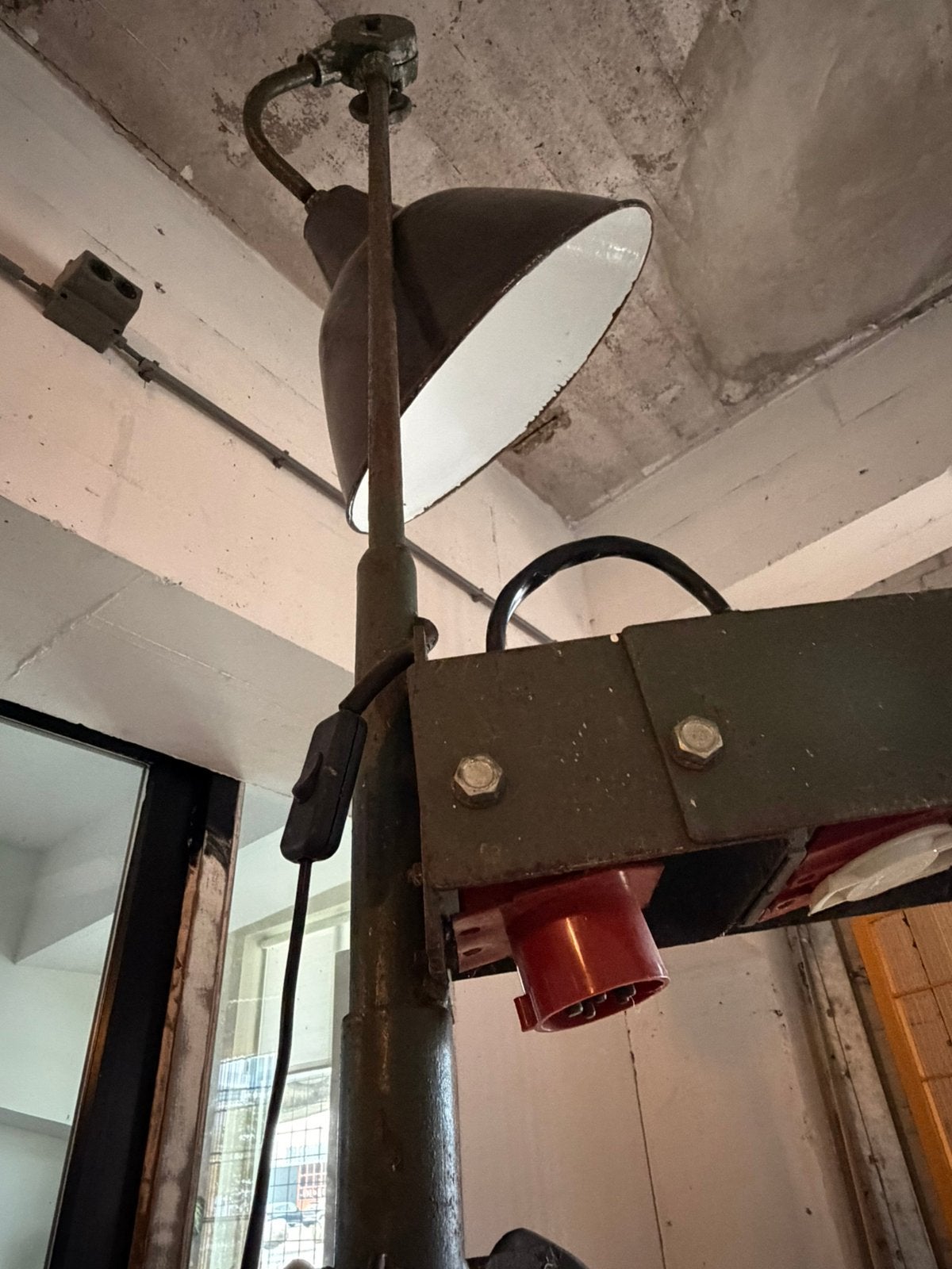 Grote authentieke industriële tripod lamp, Huis en Inrichting, Lampen | Vloerlampen, Ophalen, Zo goed als nieuw, Minder dan 100 cm