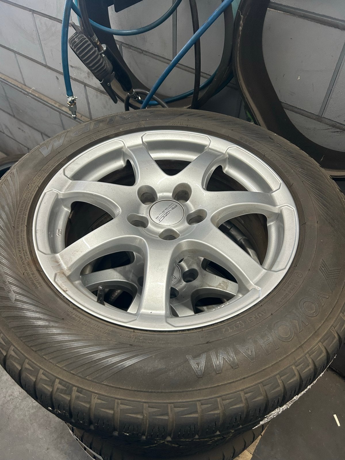 Gebruikte Anzio velgen met Yokohama winterbanden 225/65R17, Auto diversen, Wieldoppen, Ophalen of Verzenden, Gebruikt