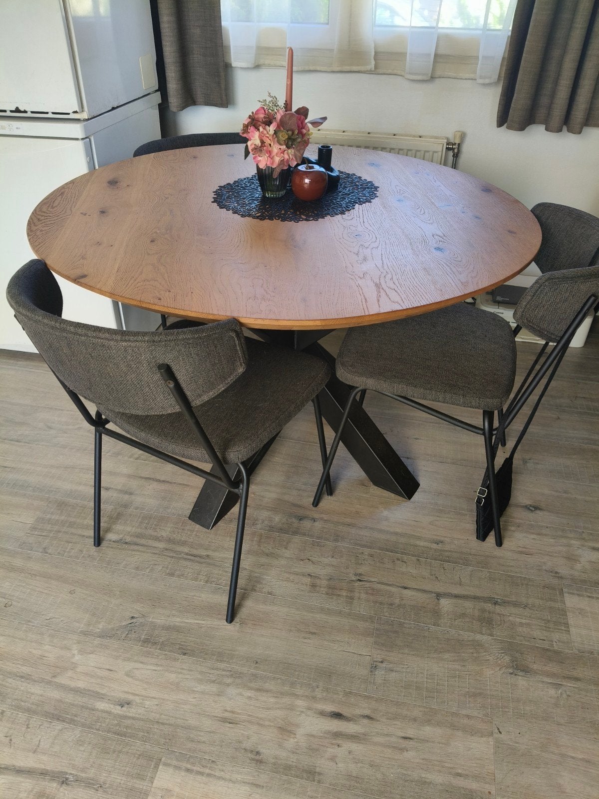 Complete eethoek Ronde eiken eettafel (Ø 120 cm) + 4 stoelen, Ophalen, Zo goed als nieuw, 4 tot 6 stoelen