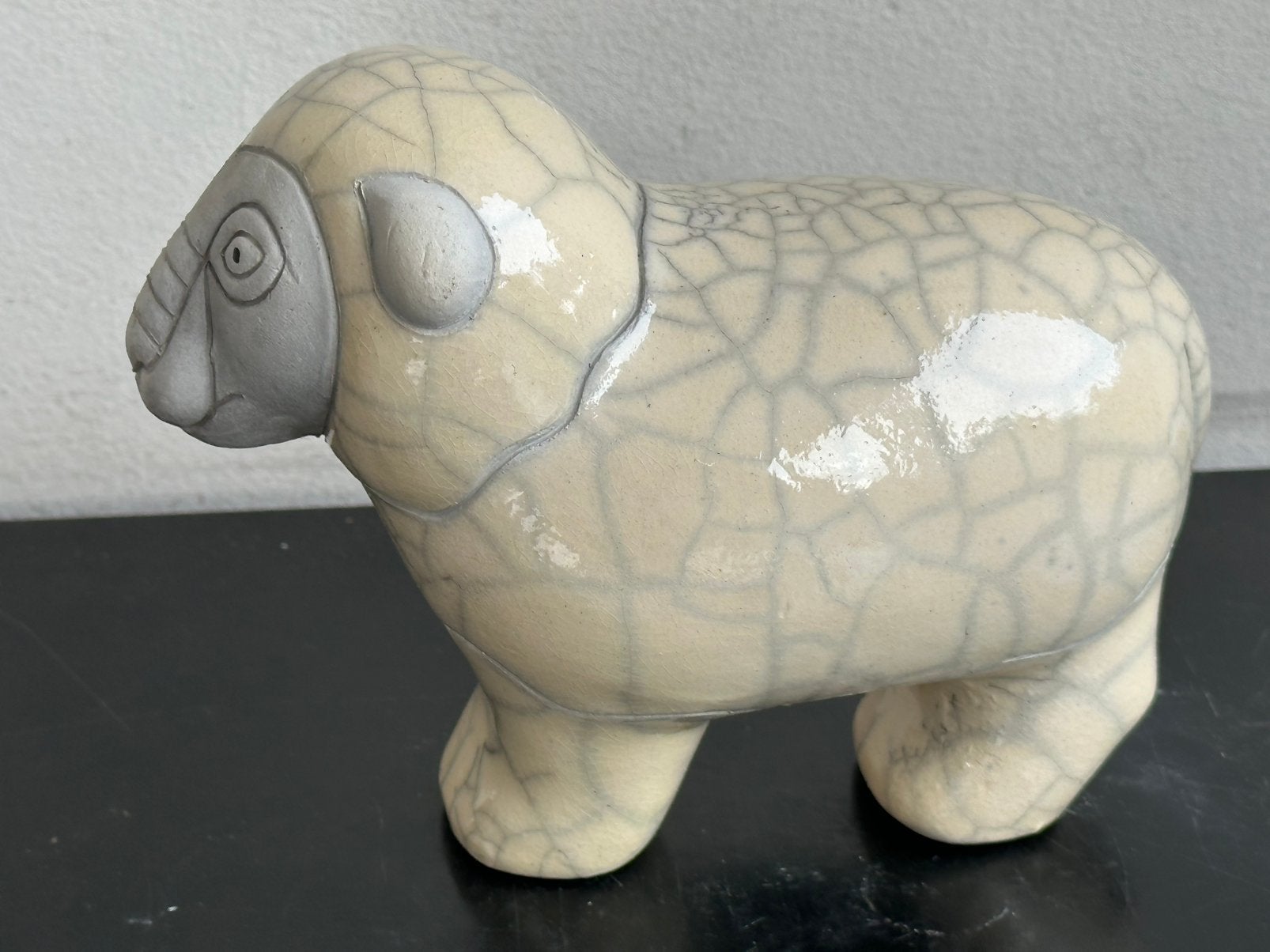 Afrikaans Raku  aardewerk Schaap beeld 15/12 cm, Ophalen of Verzenden, Gebruikt, Dier