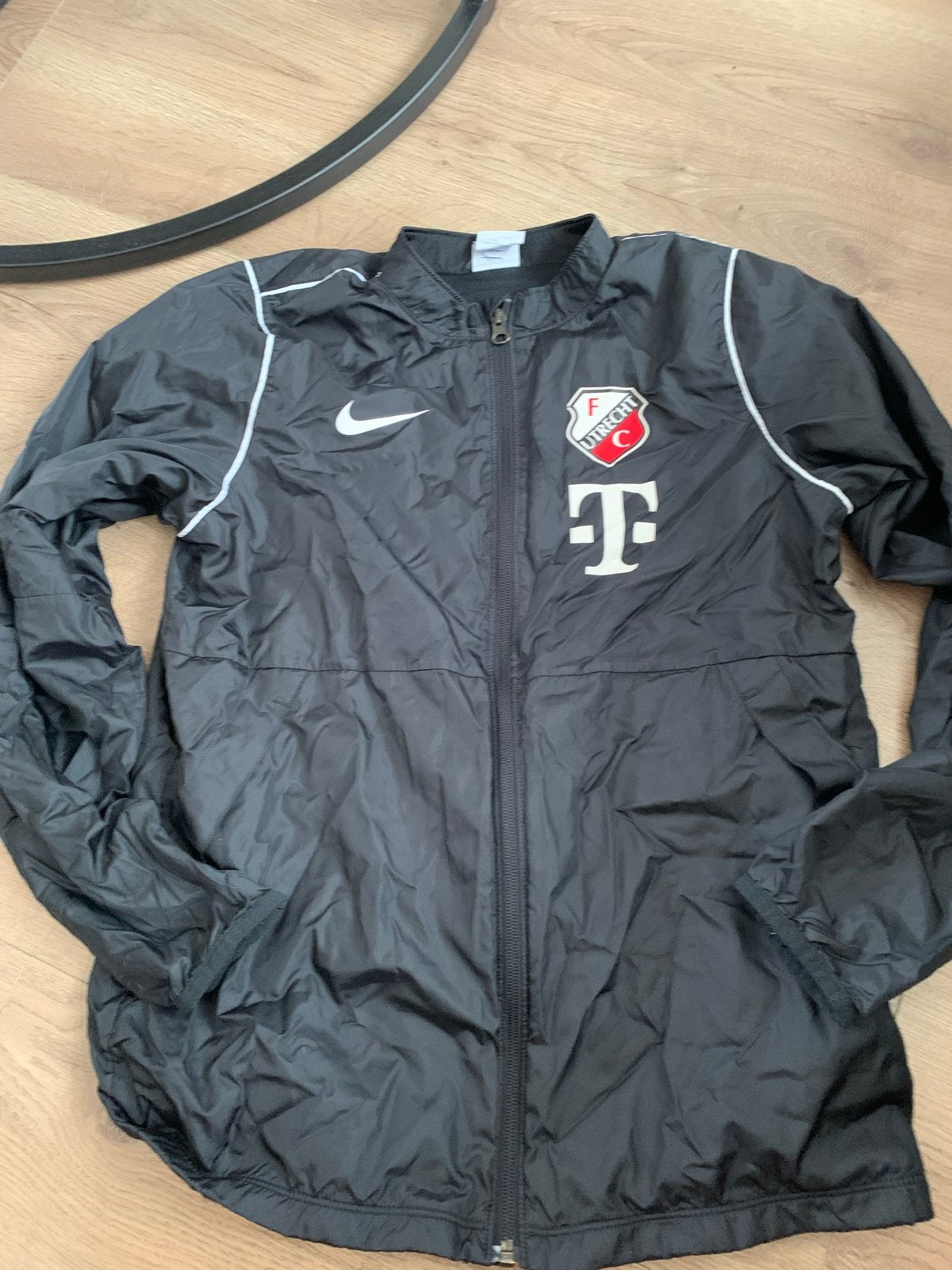 Nike FC Utrecht Windjack, Kinderen en Baby's, Kinderkleding | Maat 158, Zo goed als nieuw, Jas, Verzenden