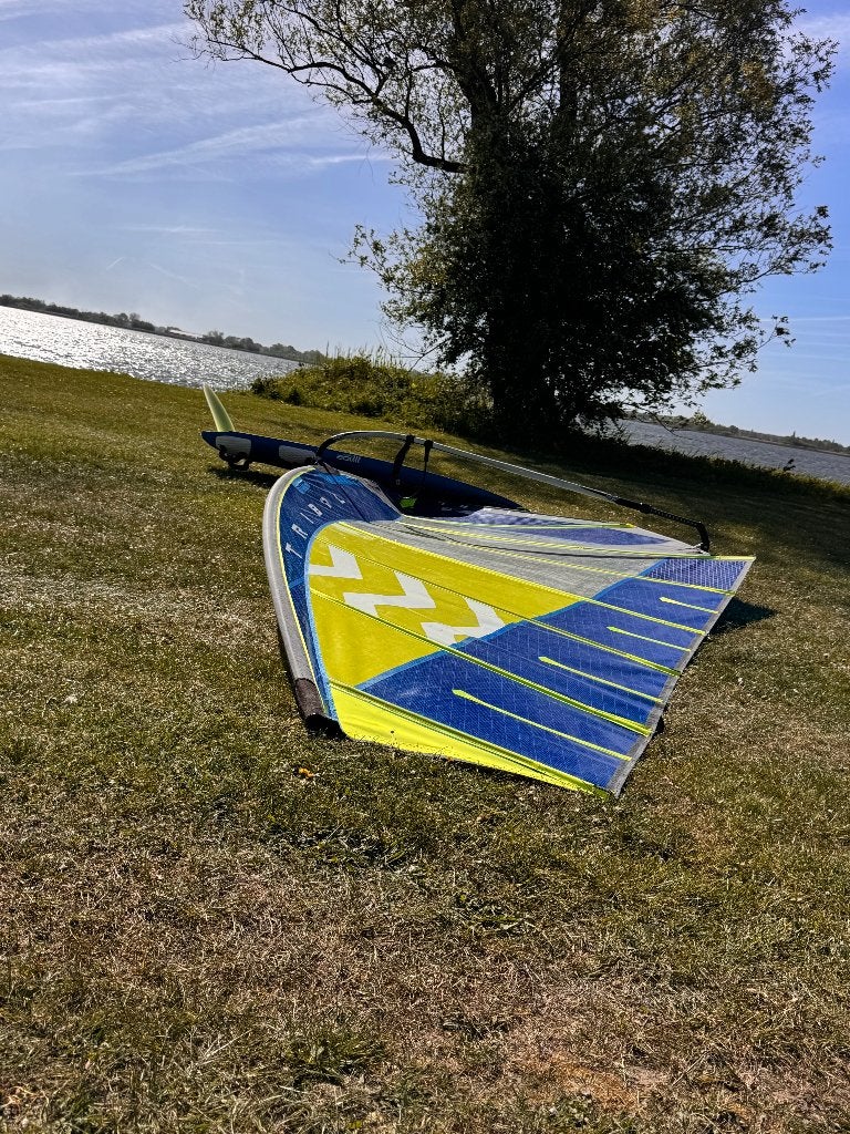 Windsurf Slalom zeil Tribal Apache-R 7.7-7.0-6.2 (2024), Watersport en Boten, Windsurfen, Ophalen, Gebruikt, Zeil, 6.5 m² tot 8 m²