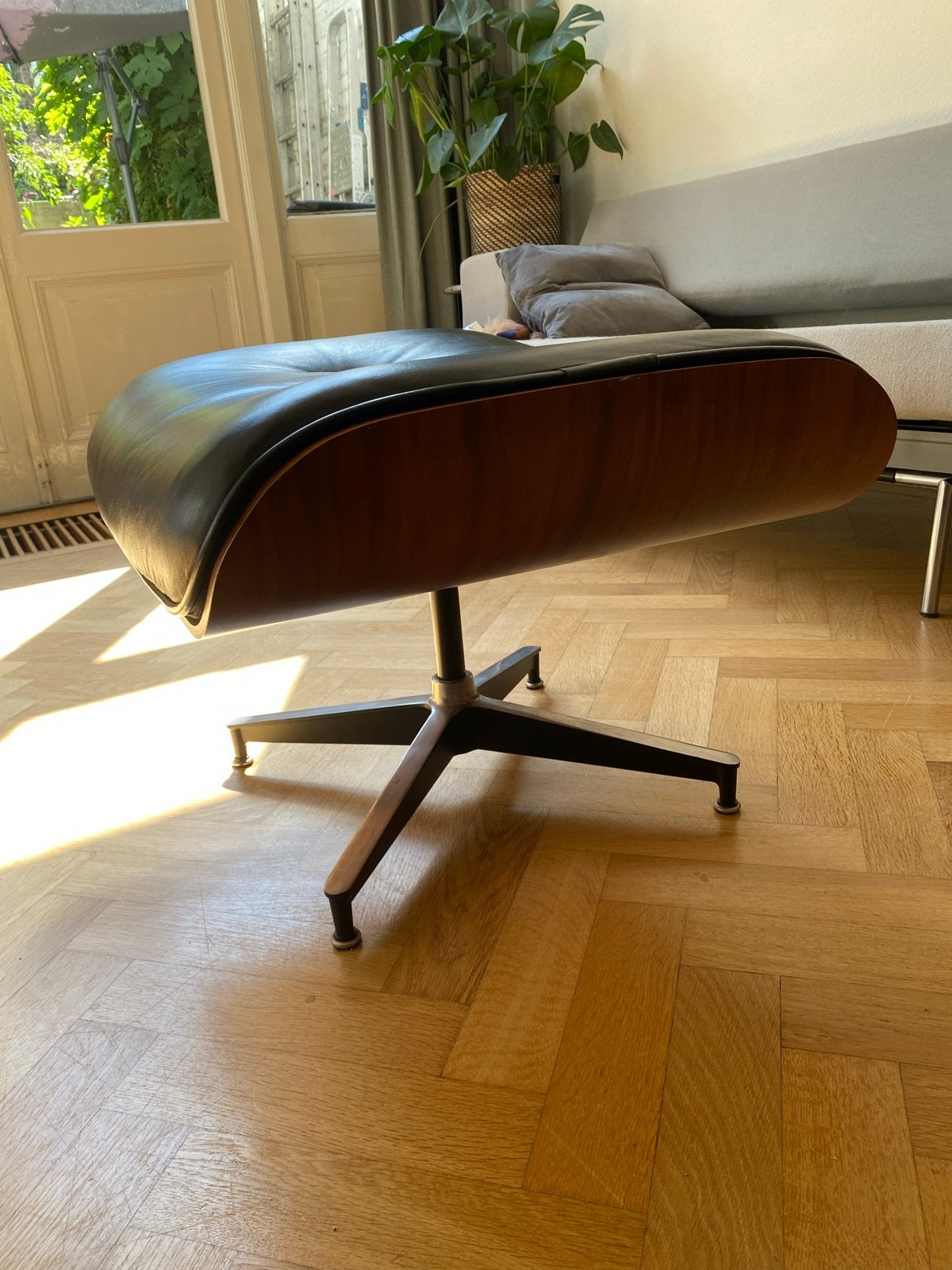 Ottoman / Hocker - Zwart leer en walnoot, Huis en Inrichting, Banken | Voetenbanken en Poefen, Ophalen, Gebruikt, Rechthoekig