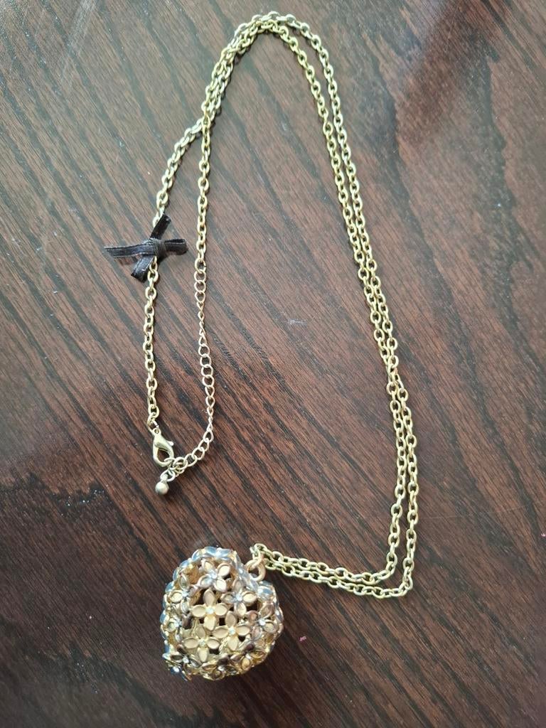 Goudkleurige ketting met mooie bloemenhanger vintage, Overige materialen, Gebruikt, Met strass, Ophalen of Verzenden