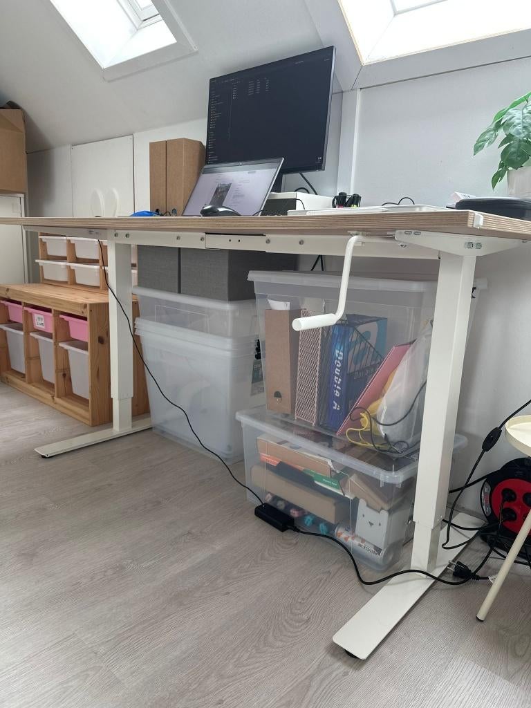 Verstelbaar bureau (handmatig) – zit/sta bureau – IKEA stijl, Huis en Inrichting, Bureaus, Ophalen, Scandinavisch, Hout, Zo goed als nieuw