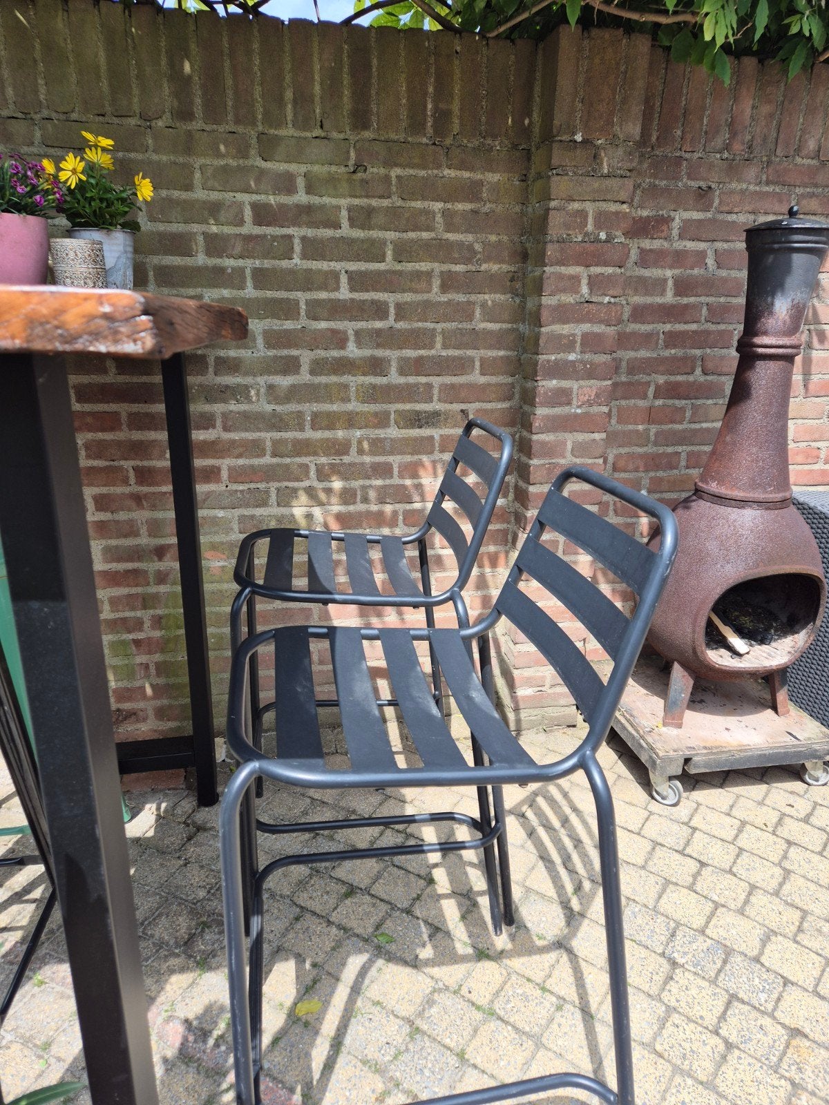 Twee zwarte barkrukken voor tuin of balkon, Ophalen, Gebruikt, Metaal, Stapelbaar