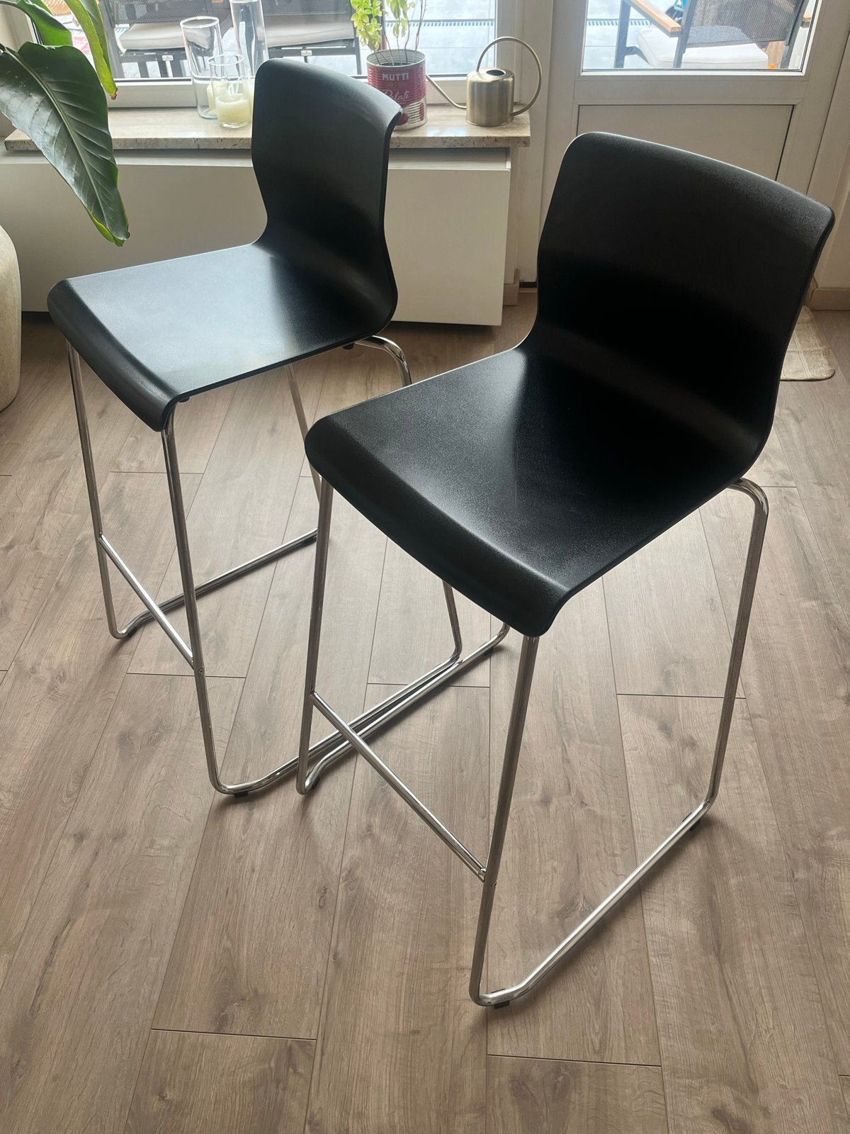 2 zwarte barkrukken met metalen onderstel, Huis en Inrichting, Barkrukken, Ophalen, Kunststof, 60 tot 90 cm, Zo goed als nieuw