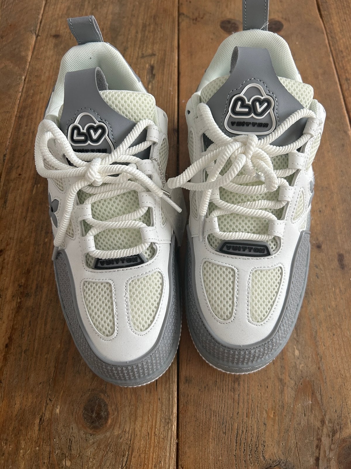 LV sneakers wit/ grijs maat 43, Ophalen of Verzenden, Zo goed als nieuw, Schoenen