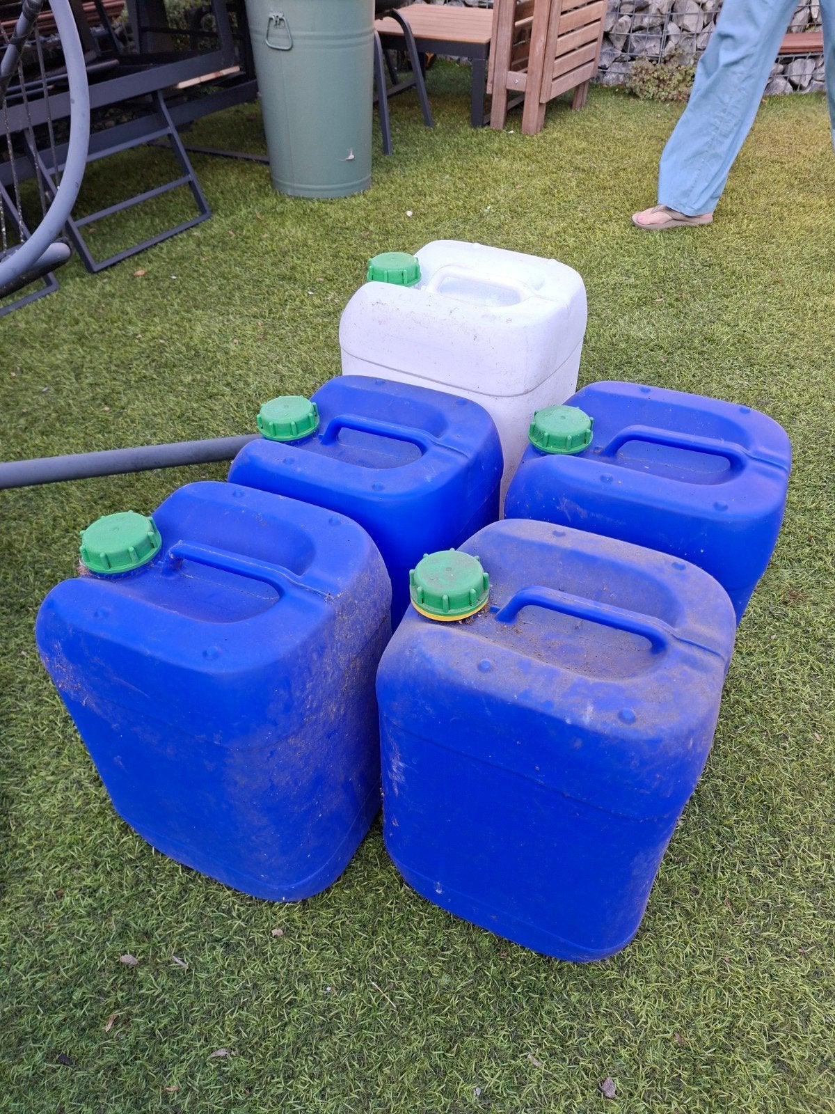 Diverse jerrycans (blauw en wit)  gebruikt voor petroleum, Ophalen, Gebruikt