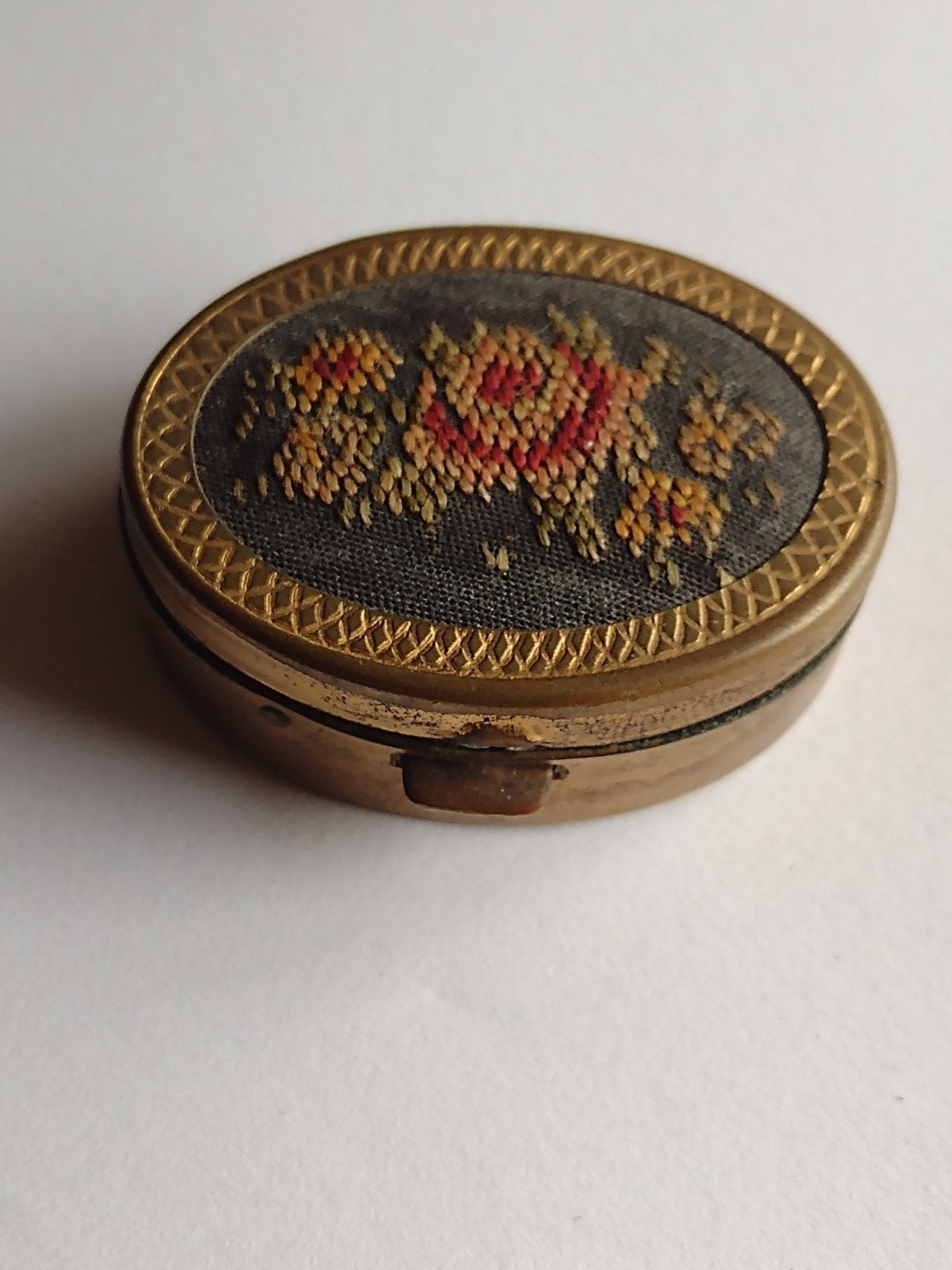 oud ovaal petit point pillendoosje ( 5 ), B 4 cm en H 1,5 cm, Antiek en Kunst, Ophalen